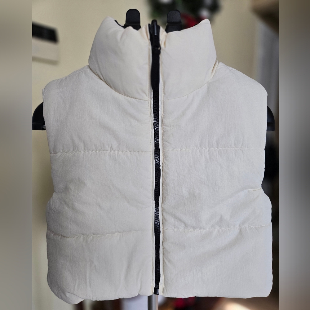 NWT Reversible Cropped White Puffer Vest with Black Zipper, Small, Black, White